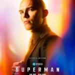 Pôster do filme Superman (2025) com Nicholas Hoult caracterizado como Lex Luthor, vestindo terno e com expressão séria.