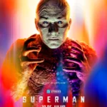 Pôster do filme Superman (2025) com Anthony Carrigan caracterizado como Metamorfo, com pele de aparência rochosa e olhos brilhantes.