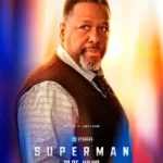 Pôster do filme Superman com Wendell Pierce como Perry White, vestindo colete e gravata.