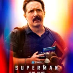Pôster do filme Superman com Beck Bennett como Steve Lombard, segurando objetos esportivos e uma câmera.