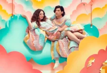 Imagem promocional da série Too Much (2025) da Netflix, estrelando Megan Stalter e Will Sharpe, com cenário colorido de nuvens e céu de festa.