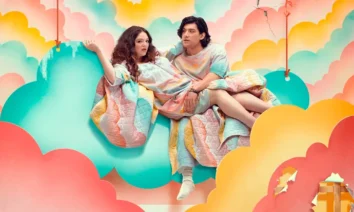 Imagem promocional da série Too Much (2025) da Netflix, estrelando Megan Stalter e Will Sharpe, com cenário colorido de nuvens e céu de festa.