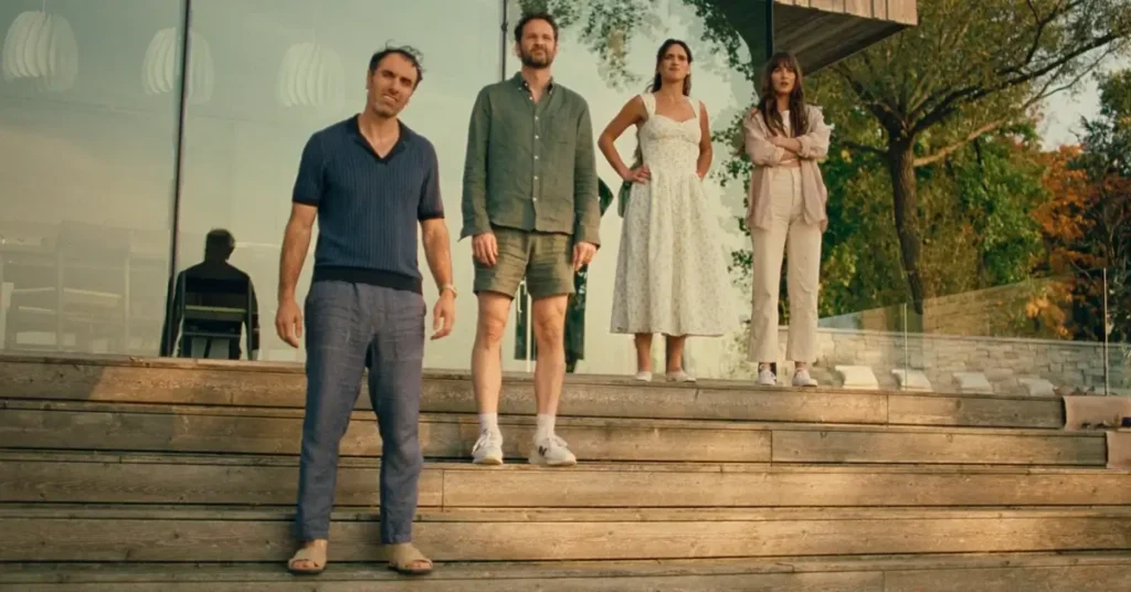 Elenco de Amores à Parte (2025) em frente a uma casa moderna, com Dakota Johnson, Michael Angelo Covino, Adria Arjona e Kyle Marvin.