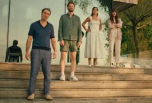Elenco de Amores à Parte (2025) em frente a uma casa moderna, com Dakota Johnson, Michael Angelo Covino, Adria Arjona e Kyle Marvin.