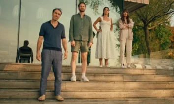 Elenco de Amores à Parte (2025) em frente a uma casa moderna, com Dakota Johnson, Michael Angelo Covino, Adria Arjona e Kyle Marvin.