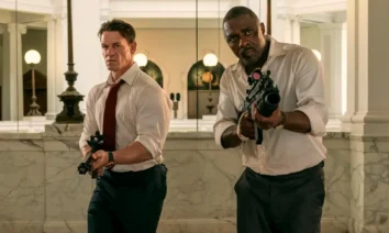 John Cena como Will Derringer e Idris Elba como Sam Clarke armados em cena de ação do filme Chefes de Estado (Heads of State), estreia em 2 de julho de 2025 no Prime Video.