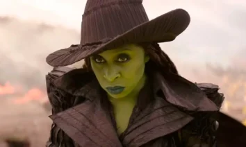 Elphaba com expressão séria e chapéu pontudo em cena de Wicked: Parte 2 (2025), interpretada por Cynthia Erivo.