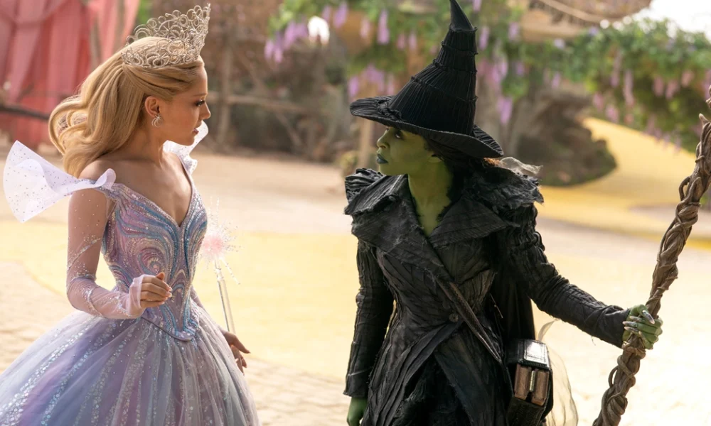 Ariana Grande como Glinda e Cynthia Erivo como Elphaba em confronto no filme Wicked: Parte II (2025), sequência da história das Bruxas de Oz.