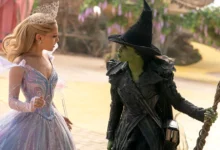 Ariana Grande como Glinda e Cynthia Erivo como Elphaba em confronto no filme Wicked: Parte II (2025), sequência da história das Bruxas de Oz.