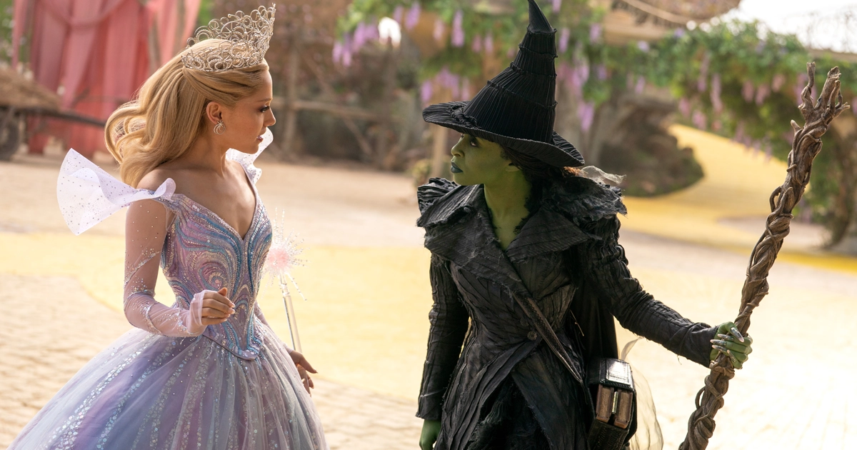 Ariana Grande como Glinda e Cynthia Erivo como Elphaba em confronto no filme Wicked: Parte II (2025), sequência da história das Bruxas de Oz.