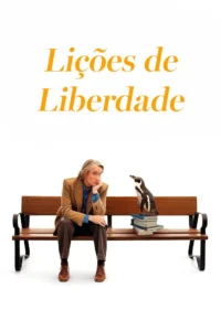 Pôster do filme "Lições de Liberdade" (2025) com Steve Coogan sentado em um banco de madeira ao lado de um pinguim em pé sobre livros, em fundo branco minimalista, com estreia em 24 de julho de 2025 nos cinemas brasileiros.