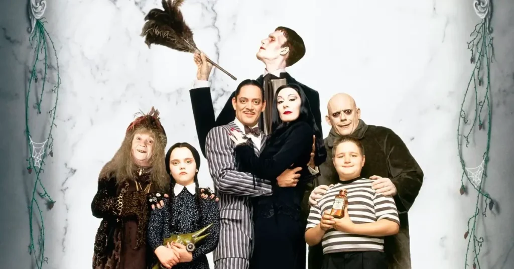 a familia addams filme 1991 Elenco completo do filme A Família Addams (1991) com Raúl Juliá, Anjelica Huston, Christina Ricci e Christopher Lloyd caracterizados como seus personagens icônicos