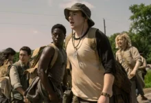 Cena do novo trailer de A Longa Marcha (2025), com jovens caminhando por uma estrada deserta em clima tenso.