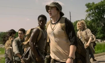 Cena do novo trailer de A Longa Marcha (2025), com jovens caminhando por uma estrada deserta em clima tenso.
