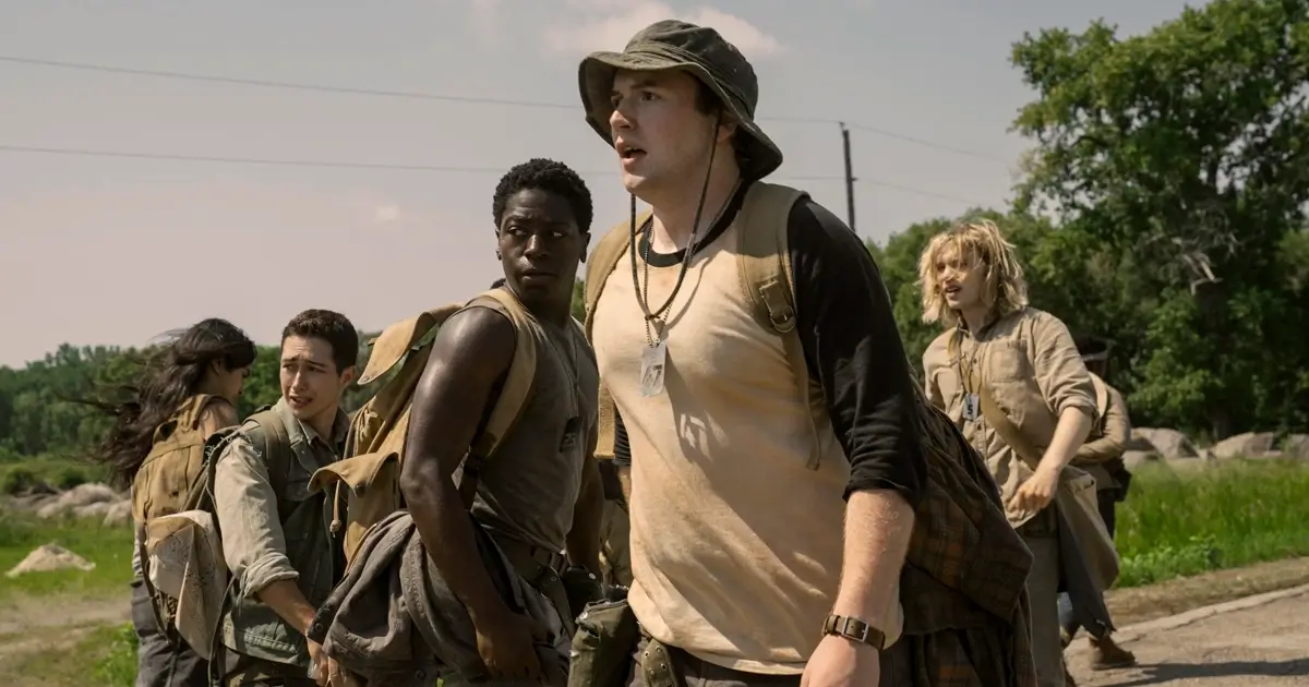 Cena do novo trailer de A Longa Marcha (2025), com jovens caminhando por uma estrada deserta em clima tenso.