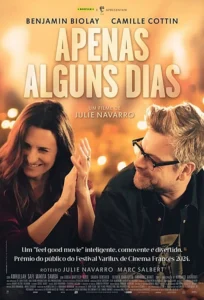  Pôster do filme "Apenas Alguns Dias" (2024) com Benjamin Biolay e Camille Cottin em momento íntimo fazendo high-five, com iluminação dourada ao fundo, dirigido por Julie Navarro, estreando em 24 de julho de 2025 nos cinemas brasileiros.