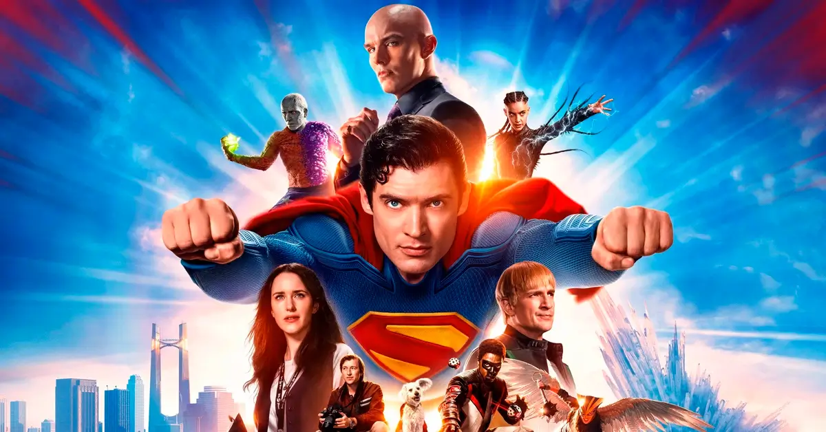 Imagem promocional do filme Superman (2025), em destaque nas estreias do cinema desta quinta-feira, 10 de julho de 2025, com o herói cercado por personagens do elenco principal.