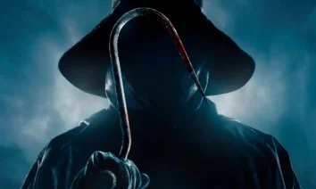 Figura sombria com capa e chapéu segurando um gancho ensanguentado, cena do filme Eu Sei o que Vocês Fizeram no Verão Passado (2025) – Estreia nos cinemas brasileiros em 17 de julho de 2025.