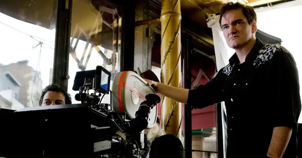 diretor quentin tarantino Quentin Tarantino dirigindo em set de filmagem com câmera profissional, exemplo de diretor que utiliza estrutura episódica em capítulos