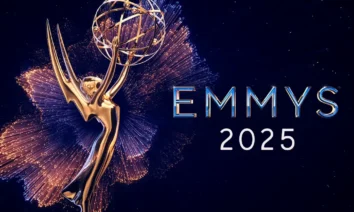 Uma imagem da estatueta dourada do Emmy, com braços estendidos segurando um globo, cercada por brilhos dourados e azuis que se assemelham a fogos de artifício ou explosões de luz. À direita, as palavras "EMMYS 2025" estão escritas em letras maiúsculas, com "EMMYS" em azul metálico e "2025" em branco. O fundo é um céu noturno escuro.