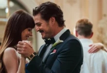 Dakota Johnson e Pedro Pascal dançam juntos em cena romântica do filme Amores Materialistas (2025), uma das estreias de 31 de julho de 2025.