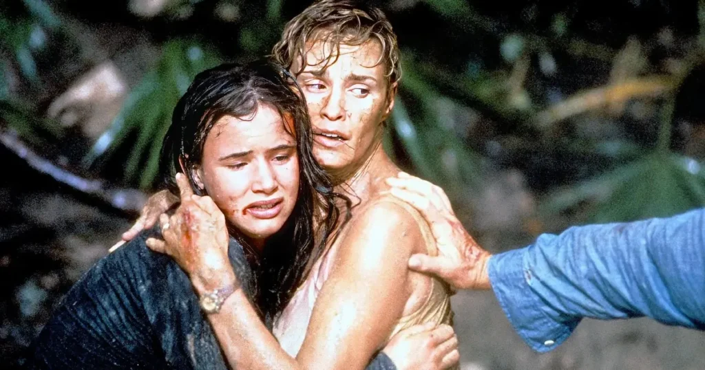 Juliette Lewis e Jessica Lange assustadas e feridas em cena de terror do filme Cabo do Medo (1991).