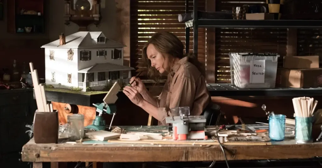 hereditario casa Annie Graham trabalhando em uma miniatura da casa
