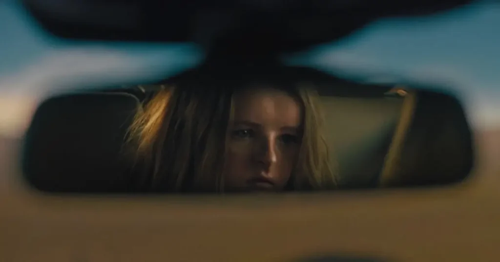 hereditario milly shapiro acidente Milly Shapiro como Charlie Graham refletida no espelho retrovisor do carro em Hereditário (2018), cena que antecede um dos momentos mais impactantes do filme
