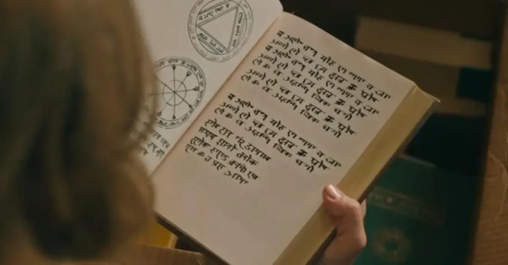 hereditario ocultismo Livro de ocultismo e demonologia sendo lido em cena de Hereditário (2018), mostrando símbolos esotéricos e texto sobre invocações demoníacas