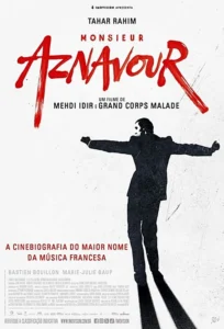 Pôster do filme "Monsieur Aznavour" (2024) com Tahar Rahim interpretando Charles Aznavour em silhueta preta com braços abertos em pose teatral, título em letras vermelhas, dirigido por Grand Corps Malade e Mehdi Idir, com lançamento em 24 de julho de 2025 nos cinemas brasileiros.