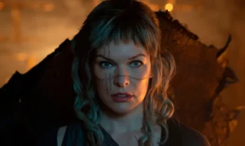 Milla Jovovich caracterizada como Gray Alys no filme Nas Terras Perdidas no Prime Video (2025)