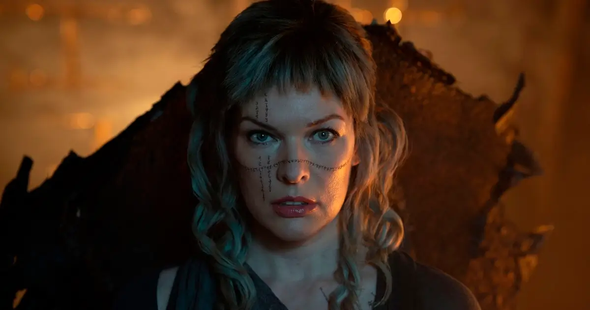 Milla Jovovich caracterizada como Gray Alys no filme Nas Terras Perdidas no Prime Video (2025)