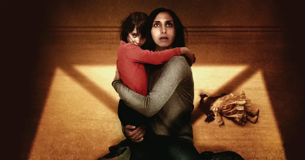 Narges Rashidi e Avin Manshadi, uma mãe e filha assustadas, em cena do filme de terror Sob a Sombra (2016).