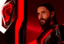 Cena do novo trailer de Tron: Ares (2025) com Jared Leto em traje futurista iluminado por luzes vermelhas e neon.