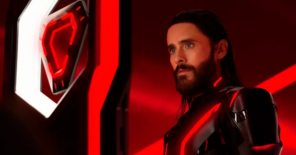 Cena do novo trailer de Tron: Ares (2025) com Jared Leto em traje futurista iluminado por luzes vermelhas e neon.