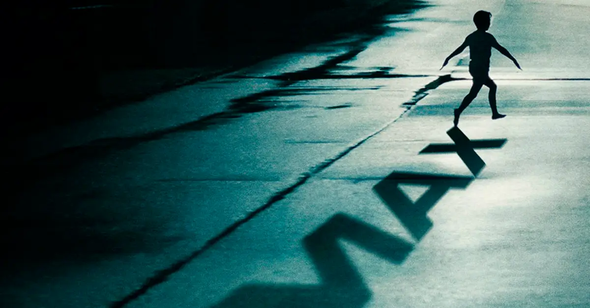 Novos cartazes de A Hora do Mal mostram silhueta de criança correndo em praia com sombra distorcida formando palavra "EVIL" - filme terror Warner Bros Zach Cregger Josh Brolin