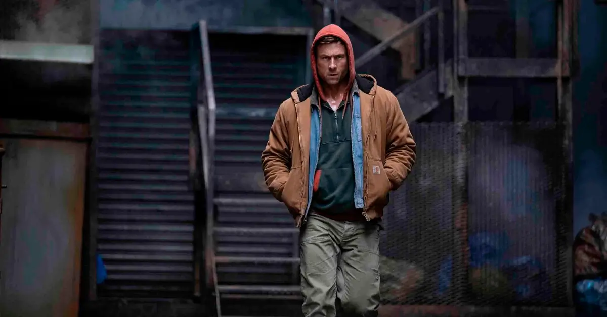 Glen Powell caminha em cena do filme O Concorrente (2025)