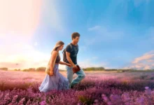 Madelyn Cline e KJ Apa caminham por campo de lavanda ao entardecer no filme O Mapa Que Me Leva Até Você (2025)