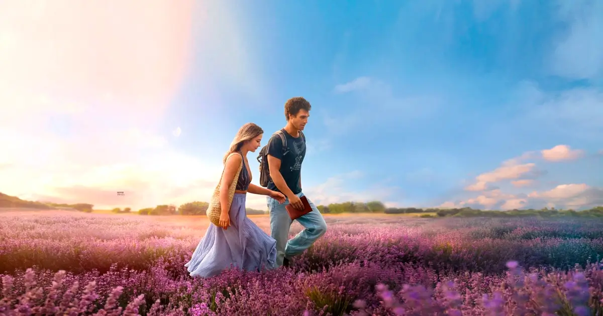 Madelyn Cline e KJ Apa caminham por campo de lavanda ao entardecer no filme O Mapa Que Me Leva Até Você (2025)