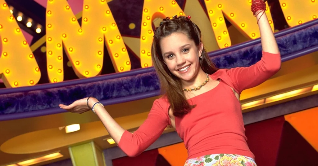 o show da amanda o amanda bynes Amanda Bynes sorrindo no cenário colorido do programa The Amanda Show, exibido pela Nickelodeon entre 1999 e 2002