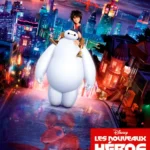 Cartaz promocional francês de Operação Big Hero 6 (2014) mostrando Baymax branco carregando Hiro sobre San Fransokyo