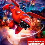 Cartaz promocional francês de Operação Big Hero 6 (2014) mostrando Baymax em armadura vermelha voando sobre San Fransokyo com Hiro