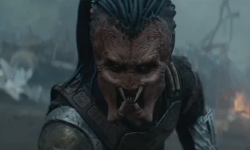 Predator jovem exilado em cena dramática do trailer de Predator: Badlands (2025) dirigido por Dan Trachtenberg