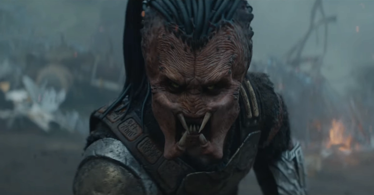 Predator jovem exilado em cena dramática do trailer de Predator: Badlands (2025) dirigido por Dan Trachtenberg