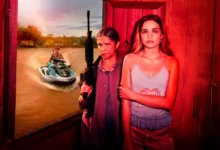 Cena promocional da minissérie Pssica da Netflix mostrando duas mulheres em primeiro plano - uma segurando uma arma automática e outra de braços cruzados - com um homem em jet ski ao fundo em águas lamacentas, ambientada em cenário amazônico com iluminação vermelha dramática
