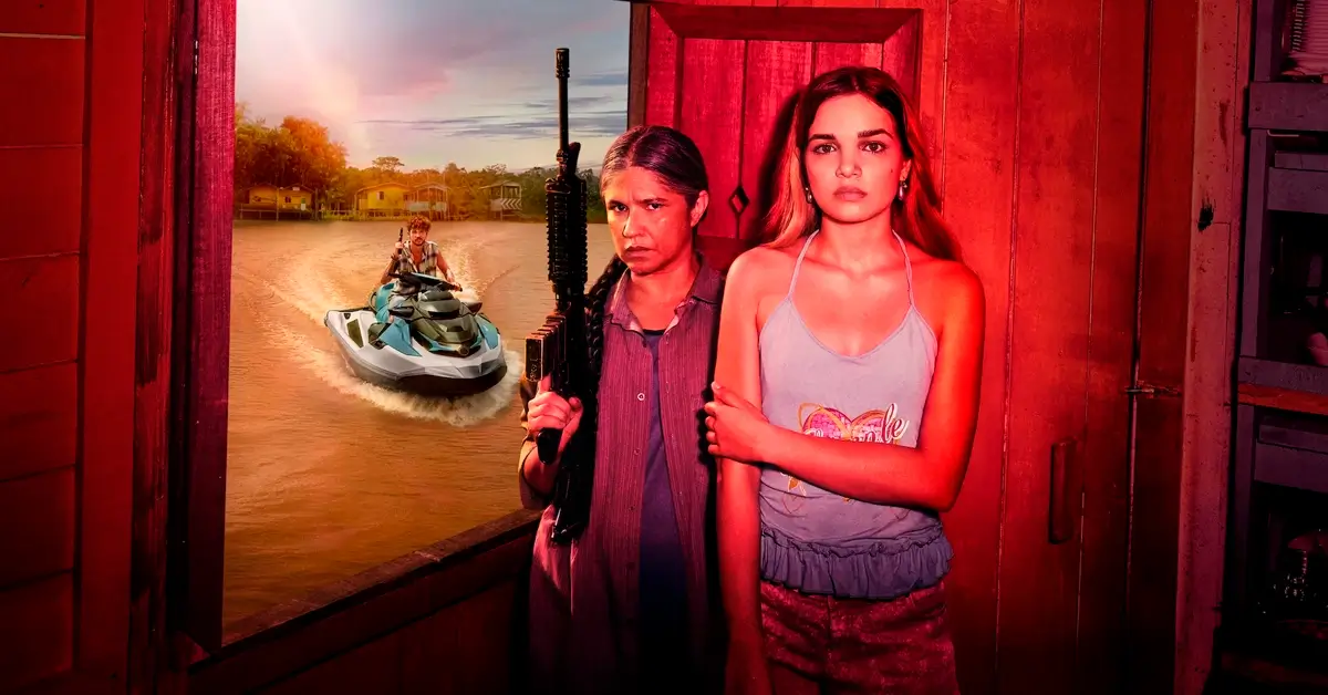 Cena promocional da minissérie Pssica da Netflix mostrando duas mulheres em primeiro plano - uma segurando uma arma automática e outra de braços cruzados - com um homem em jet ski ao fundo em águas lamacentas, ambientada em cenário amazônico com iluminação vermelha dramática
