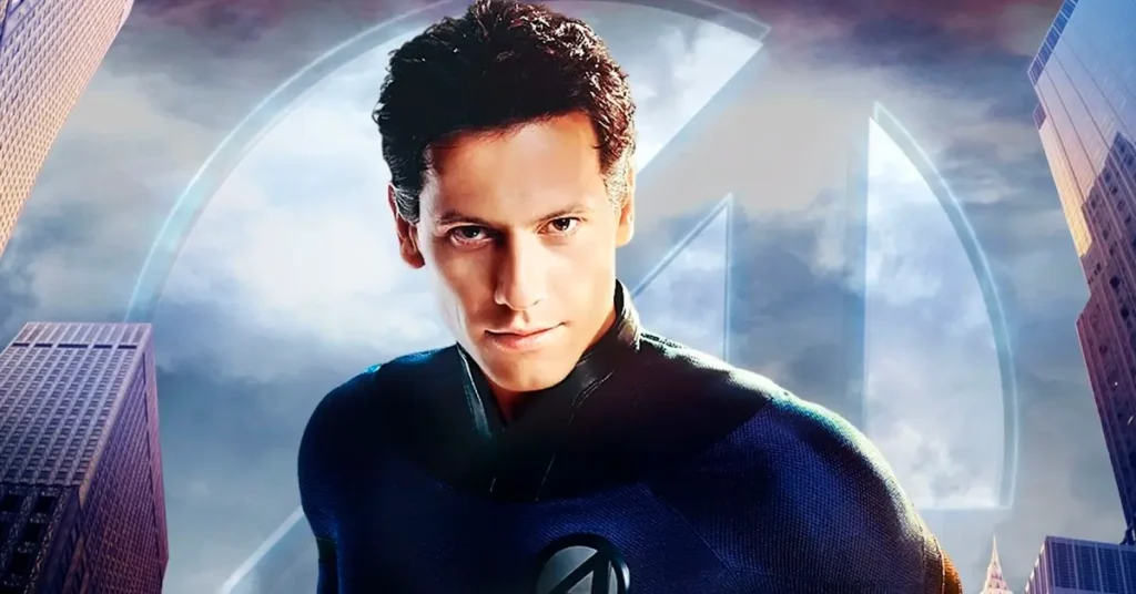 reed richards ioan gruffudd Ioan Gruffudd como Dr. Reed Richards vestindo uniforme azul escuro do Quarteto Fantástico com símbolo "4", em frente ao Baxter Building com paisagem urbana de Nova York