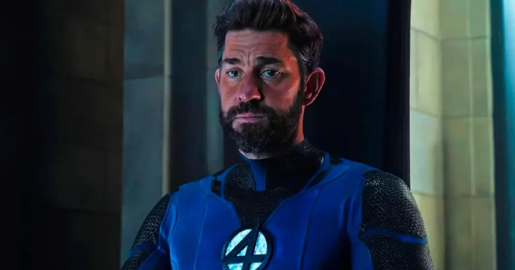 reed richards john krasinski John Krasinski como Dr. Reed Richards usando uniforme azul escuro do Quarteto Fantástico com símbolo "4" iluminado no peito, em cena do MCU