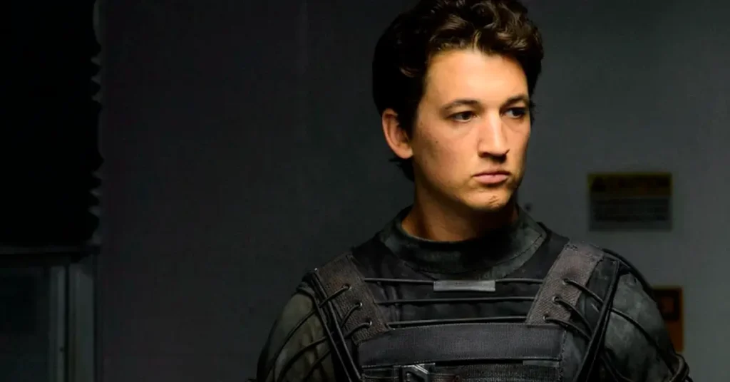 reed richards miles teller Miles Teller como Dr. Reed Richards vestindo uniforme militar tático preto em cena do filme O Quarteto Fantástico (2015)
