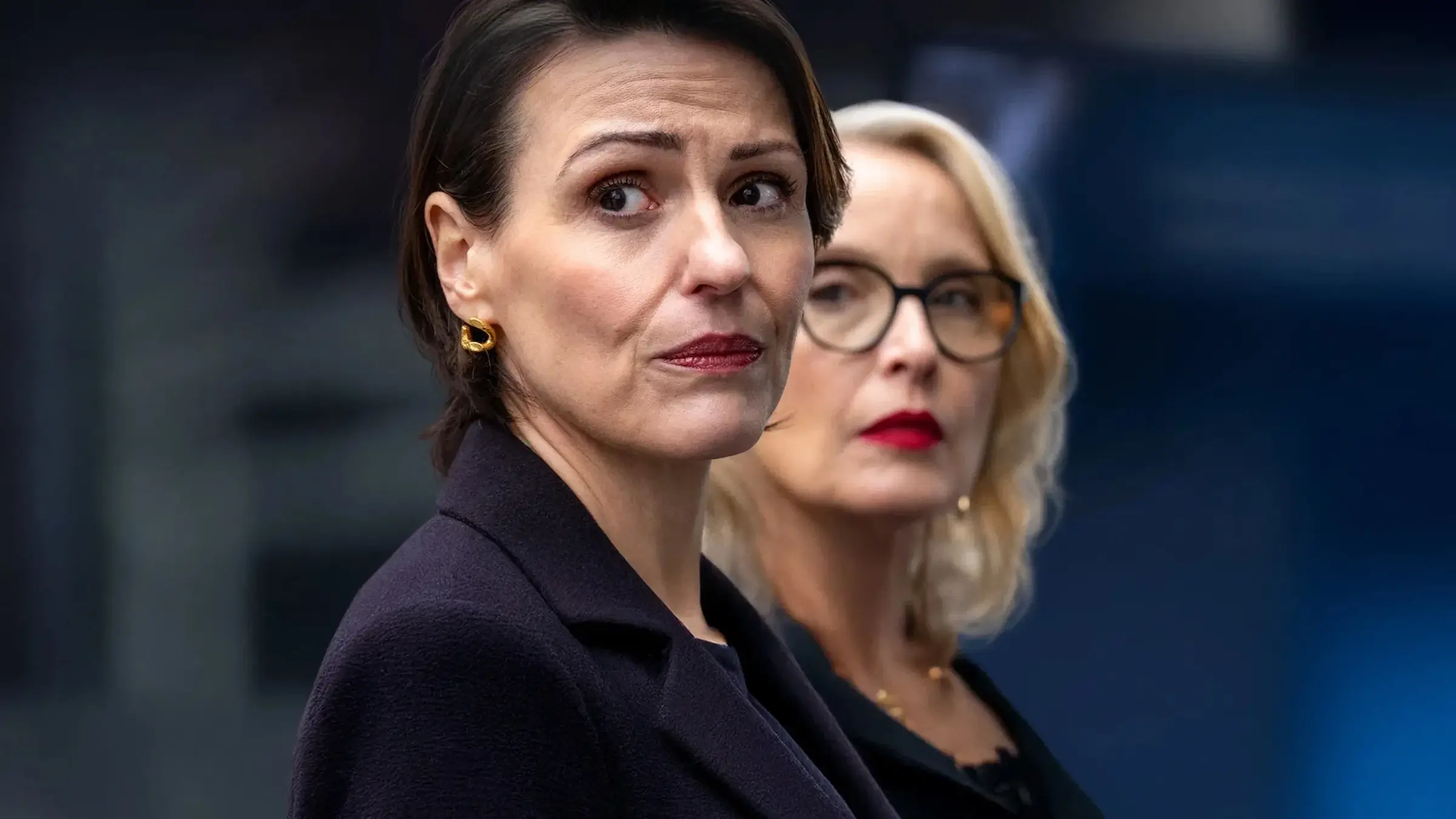 Suranne Jones como Abigail Dalton e Julie Delpy como Vivienne Toussaint em cena da série Refém (Hostage), da Netflix.